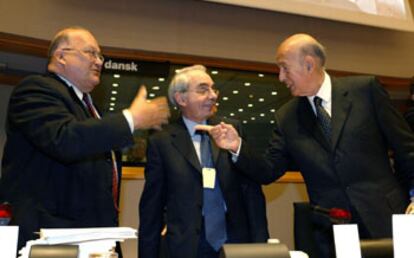 De izquierda a derecha, Jean-Claude Dehanne, Giuliano Amato y Valery Giscard d'Estaing, antes de comenzar una sesión de la Convención en Bruselas.