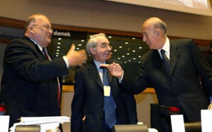 De izquierda a derecha, Jean-Claude Dehanne, Giuliano Amato y Valery Giscard d&#39;Estaing, antes de comenzar una sesión de la Convención en Bruselas.