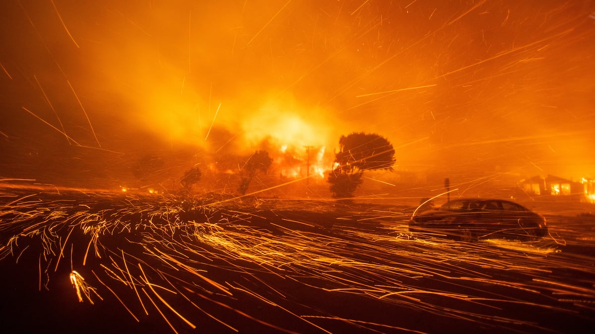 El rápido avance de tres incendios en Los Ángeles obliga a la evacuación de miles de personas