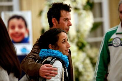 Ángel Cruz y Patricia Ramírez saludan a asistentes en la capilla ardiente de su hijo Gabriel.