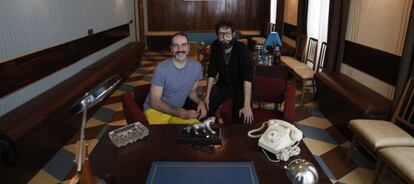 Alberto Puraenvidia (izquierda) y José Martret en el nuevo espacio teatral La Pensión de las pulgas.