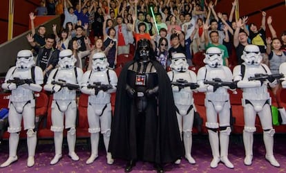 Fans de 'Star Wars' en un cine de Shanghái.