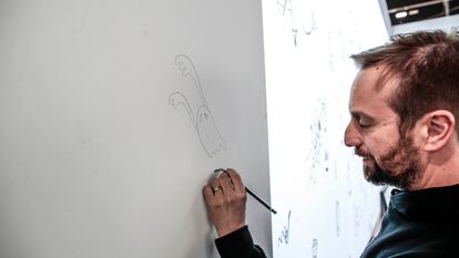 El artista Edgar Plans en el stand de El País en ARCO en febrero.