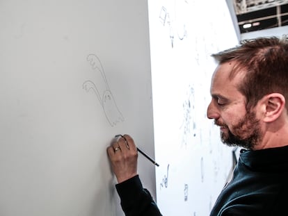 El artista Edgar Plans en el stand de El País en ARCO en febrero.