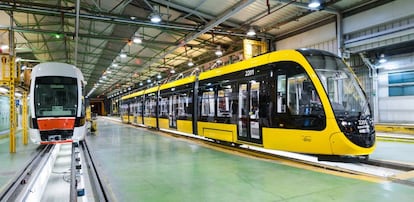 Dos trenes en una de las plantas de CAF.