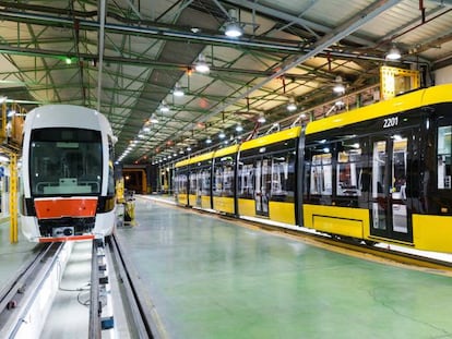 Dos trenes en una de las plantas de CAF.