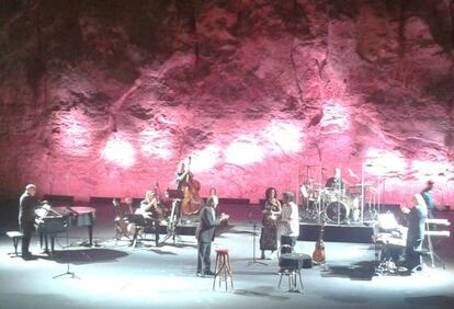 Serrat i David Muñoz, d'Estopa, en l'últim concert, ahir.