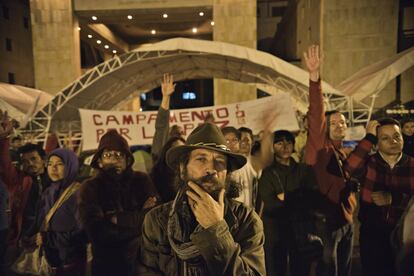 Los miembros del Campamento por la Paz votando una propuesta interna.