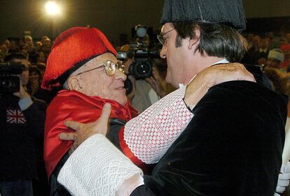 El rector de la Universidad Autónoma de Madrid, Angel Gabilondo (dcha), felicita a Santiago Carrillo (izda), durante el acto en el que fue investido hoy doctor Honoris Causa por la Universidad Autónoma de Madrid, 20 de octubre de 2005