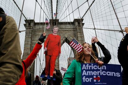 Seguidores de Hillary Clinton participan en una marcha, el 22 de octubre, en Nueva York (EE UU).