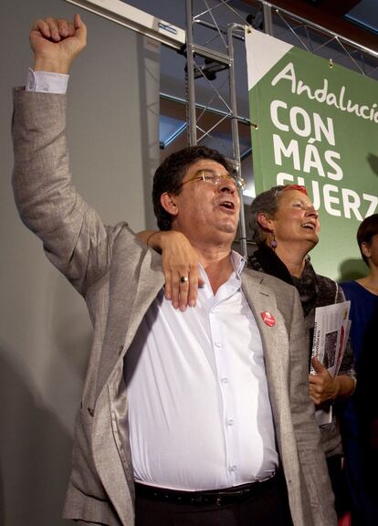 El candidato de IULV-CA en Andalucía, Diego Valderas, durante el acto de inicio de la campaña electoral esta noche en Huelva.
