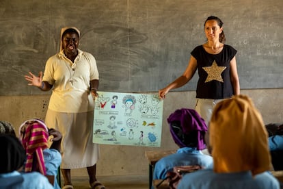 La ginecóloga Laura de Mingo, coordinadora de proyectos sanitarios de la Fundación Ramón Grosso, ha impartido unas sesiones informativas entre estudiantes y asociaciones de mujeres en las que ha mostrado el uso de la copa menstrual en Chad, donde la menstruación es más que un tabú. En este país africano, tener la menstruación significa tener que abandonar la escuela, lo que para las menores significa perder la oportunidad de labrarse un futuro próspero y alejarse de los matrimonios no deseados y los embarazos antes de tiempo. En estos talleres, Laura de Mingo explica a las estudiantes los cambios que se producirán en su cuerpo por la pubertad. La distribución de copas menstruales y la información son herramientas para una mejor higiene y el autoconocimiento.