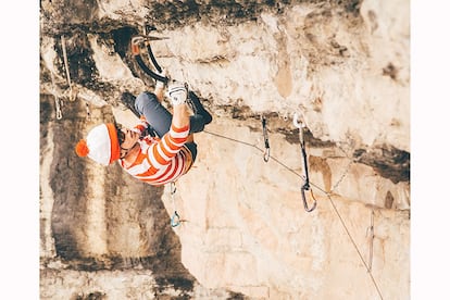 Chris Snobeck escala, no Halloween, e fantasiado de Wally, El Raio (M13) no anfiteatro del colmillo em Vail, Colorado, Estados Unidos. A foto está inscrita na categoria 'New Criativity'.