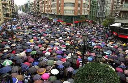 Decenas de miles de personas llegadas de toda Asturias han colapsado esta tarde las calles de Oviedo para manifestarse contra los atentados de ayer en Madrid.