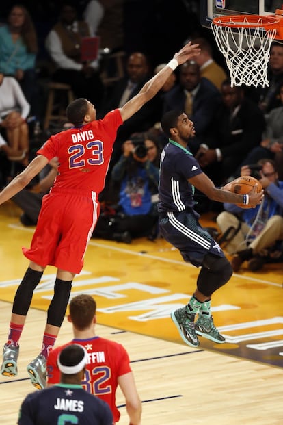 Kyrie Irving intenta anotar ante Anthony Davis.