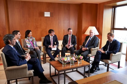 Desde la izquierda:  José María Álvarez-Pallete, presidente de Telefónica; Emilio Viciana, consejero de Educación de la Comunidad de Madrid; Ana Botín, presidenta de Banco Santander;  Rafa Latorre (moderador);  Mariano de Paco, consejero de Cultura de la Comunidad de Madrid; José Bogas, consejero delegado de Endesa y Pablo Fernández, presidente de Clidrive.