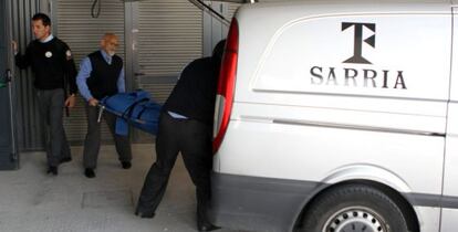 Miembros de la funeraria trasladan el cuerpo del trabajador fallecido este martes el campus de la Universidad del País Vasco (UPV) en Leioa.