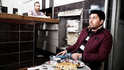 Dos hombres en un horno de Bayburt, granero de votos para el partido islamista AKP y el nacionalista MHP.