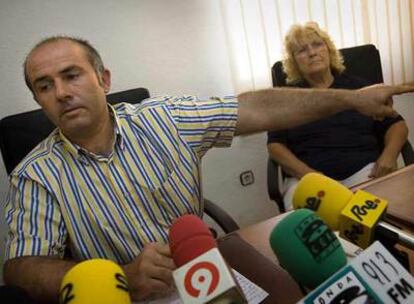 El alcalde y la teniente de alcalde, Juan Cardona y Hannelore Rheindorf, ayer, ante la prensa.