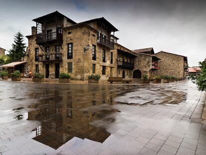 Liérganes (Cantabria), uno de los pueblos donde el buen uso del desarrollo de internet ha permitido una mejora de la calidad de vida de sus vecinos. Allí, Correos ha digitalizado su oficina para acercar servicios básicos, como el pago de recibo o la posibilidad de realizar trámites con la Administración.