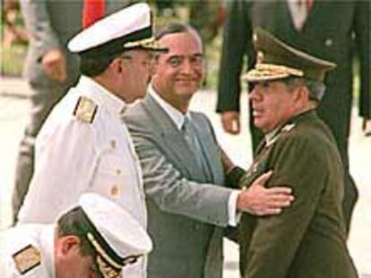 Vladimiro Montesinos, de paisano, saluda a la cúpula militar peruana en la Escuela Militar de Lima, en 1998.
