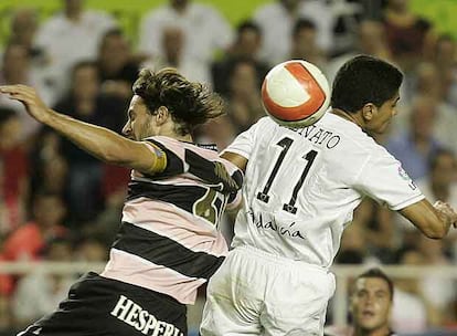 Renato, a la derecha, pelea por un balón con Jarque.