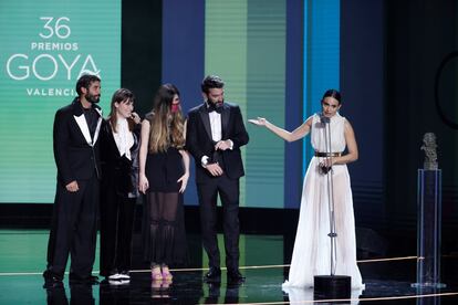 La actriz y directora Verónica Echegui (derecha) recibe el Goya al Mejor Corto de Ficción, por su trabajo en 'Totem Loba'. 