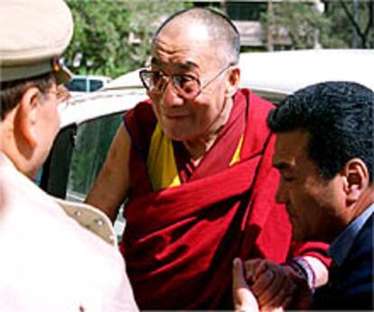 El Dalai Lama, a su llegada al hospital indio