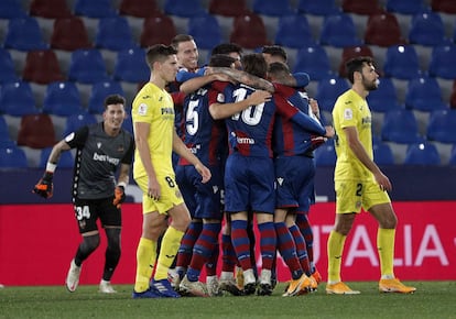 Los jugadores del Levante celebran la clasificación.