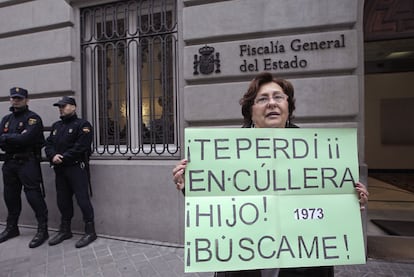 Una madre que busca a su hijo, ante la Fiscalía del Estado donde tres asociaciones entregaron 90.000 firmas contra el archivo de casos.