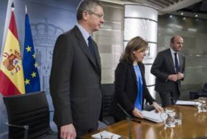 El ministro de Justicia, Alberto Ruiz Gallardón, la vicepresidenta del Ejecutivo, Soraya Sáenz de Santamaría y el titular de Economía, Luis de Guindos (i a d), al inicio de la rueda de prensa posterior a la reunión del Consejo de Ministros celebrada esta mañana en La Moncloa.