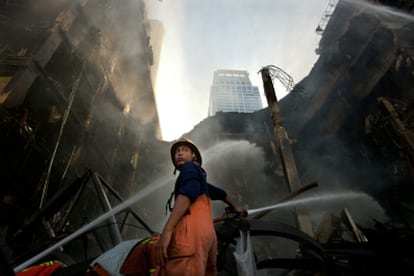 Un bombero trabaja para extinguir un fuego provocado por los opositores en un centro comercial de Bangkok.