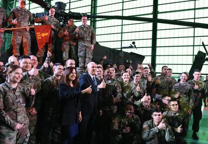 El 13 de febrero de 2019, el vicepresidente de los EE UU, Mike Pence y su esposa Karen Pence, posan con los soldados en la primera Base del puente aéreo en Varsovia, durante una visita de tres días del vicepresidente a Polonia.