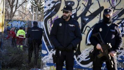 Agentes de la Polic&iacute;a Nacional en las inmediaciones de La Caba&ntilde;a en el barrio de Moratalaz.