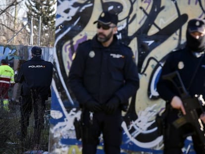 Agentes de la Polic&iacute;a Nacional en las inmediaciones de La Caba&ntilde;a en el barrio de Moratalaz.