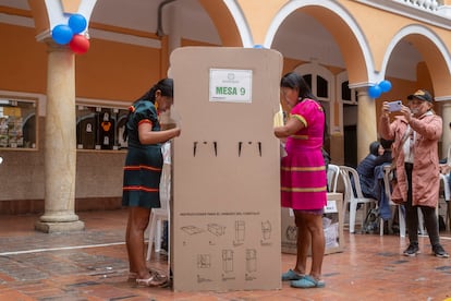 Dos mujeres votan, este 29 de octubre en Bogotá.