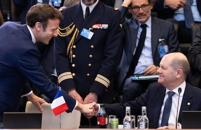 Emmanuel Macron saluda a y Olaf Scholz, durante la cumbre de la OTAN, este jueves en Bruselas.