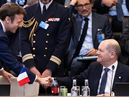 Emmanuel Macron saluda a y Olaf Scholz, durante la cumbre de la OTAN, este jueves en Bruselas.