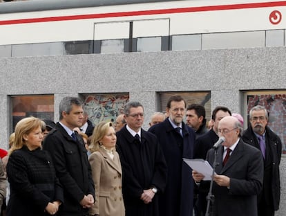 El alcalde de Madrid, Alberto Ruiz Gallardón, en la inauguración de un monumento en la estación de cercanías de El Pozo, donde se ha inaugurado un monumento de Peridis. Junto a él, Mariano Rajoy, líder del PP, y Ángeles Pedraza y Ángelez Dominguez, presidentas de dos asociaciones de víctimas.