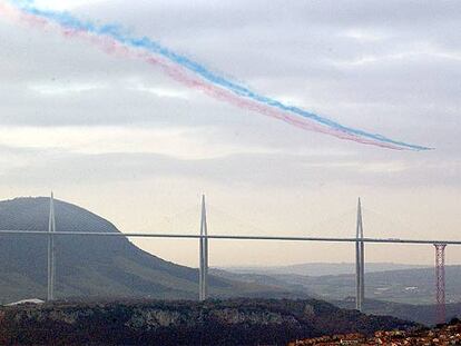 Aviones de la Patrulla de Francia sobrevuelan el viaducto, durante la ceremonia de inauguración, y forman con sus estelas la bandera nacional.