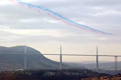 Aviones de la Patrulla de Francia sobrevuelan el viaducto, durante la ceremonia de inauguración, y forman con sus estelas la bandera nacional.