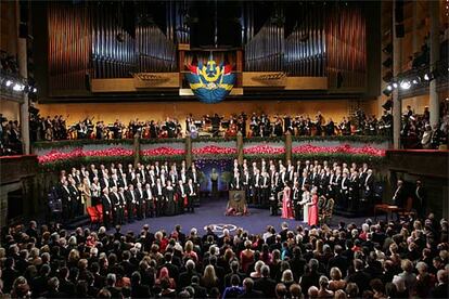 Pese a que el Nobel de la Paz se entrega en Oslo, la ceremonia durante la que cada año se premia a los nombres más destacados del mundo de la física, la química, la medicina, la economía y la literatura tiene lugar en Estocolmo cada 10 de diciembre, fecha que conmemora el fallecimiento del inventor Alfred Nobel. Amén del prestigio de los galardones, los premiados reciben 10 millones de coronas suecas &mdash;aproximadamente 1,11 millones de euros&mdash;.