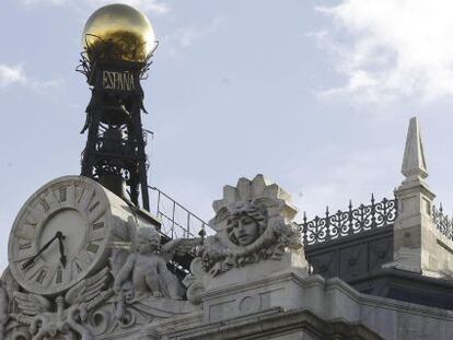 Reloj en la fachada de la sede del Banco de Espa&ntilde;a, en la Plaza de Cibeles en Madrid. 