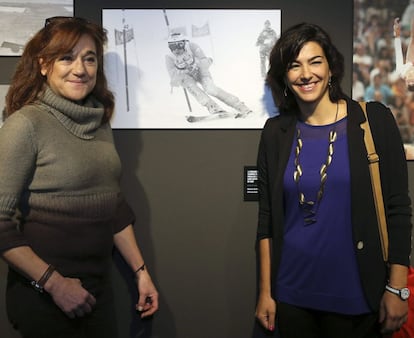 Las esquiadoras Blanca Fernández Ochoa y María José Rienda, posan ante una de las imágenes de Blanca, durante la inauguración de la exposición de fotos de la Agencia EFE sobre mujer y deporte en la Casa del Lector.