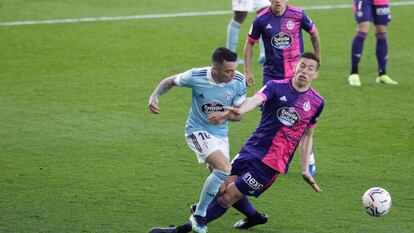 Iago Aspas (izquierda) pugna con Rubén Alcaraz por el balón este domingo en Balaídos.