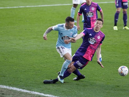 Iago Aspas (izquierda) pugna con Rubén Alcaraz por el balón este domingo en Balaídos.