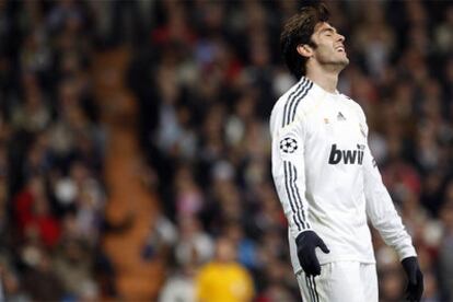 Kaká se lamenta durante el partido de 'Champions' contra el Olympique de Lyon.