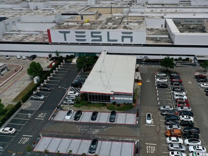 El aparcamiento de la fábrica de Tesla en Fremont, California, lleno el lunes después de anunciar Elon Musk que reabriría la planta.