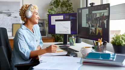 Mujer realizando una videollamada de trabajo.