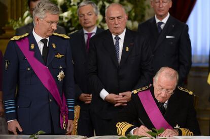 El rey Alberto II de Bélgica en el momento de la firma de abdicación en favor de su primogénito Felipe I.